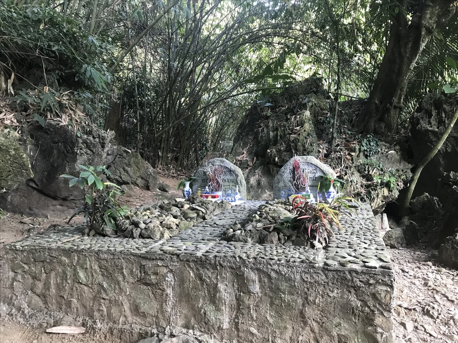 Hai ngôi mộ của chàng Đinh Lăng và nàng Quách Mỵ Dung mãi trở thành biểu tượng đẹp cho tình yêu của người Mường Hai ngôi mộ của chàng Đinh Lăng và nàng Quách Mỵ Dung mãi trở thành biểu tượng đẹp cho tình yêu của người Mường