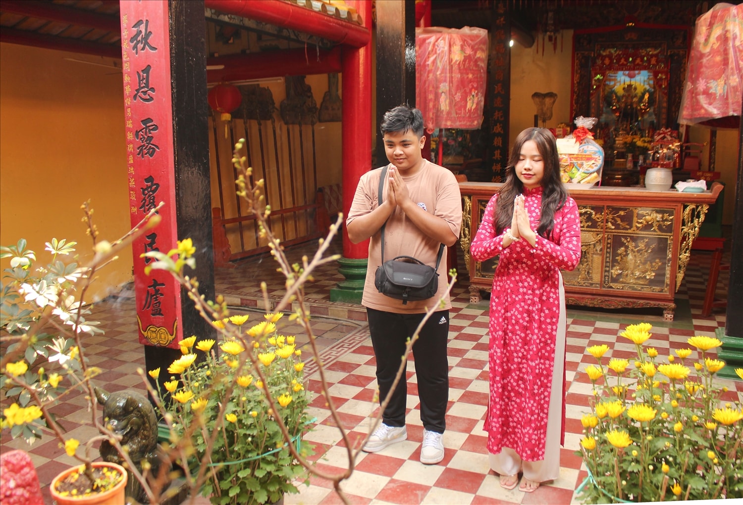 Các bạn trẻ đến dâng hương tại miếu