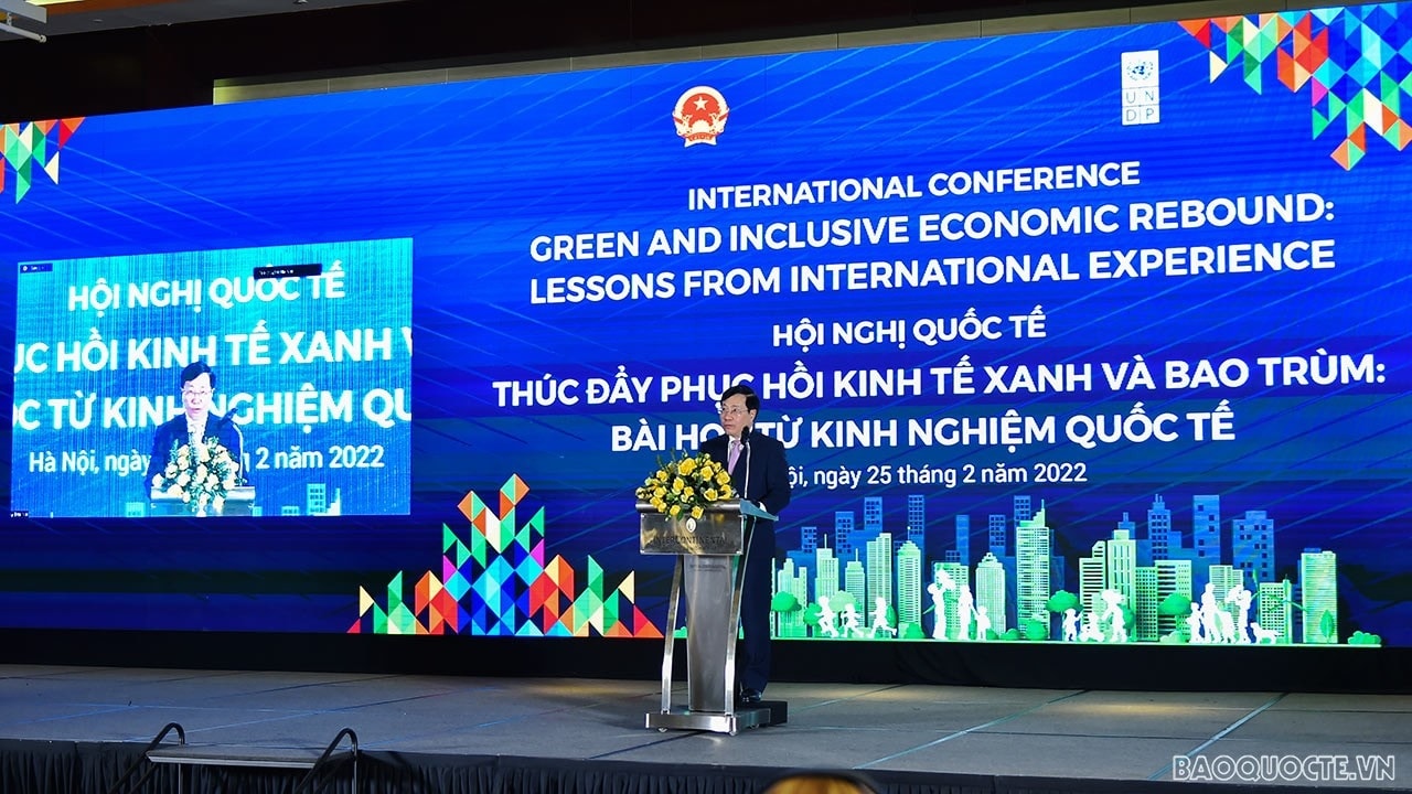 Phó Thủ tướng Thường trực Chính phủ Phạm Bình Minh phát biểu ý kiến chỉ đạo tại Hội nghị quốc tế ‘Thúc đẩy phục hồi kinh tế xanh và bao trùm: Bài học từ kinh nghiệm quốc tế’. (Ảnh: Tuấn Anh)