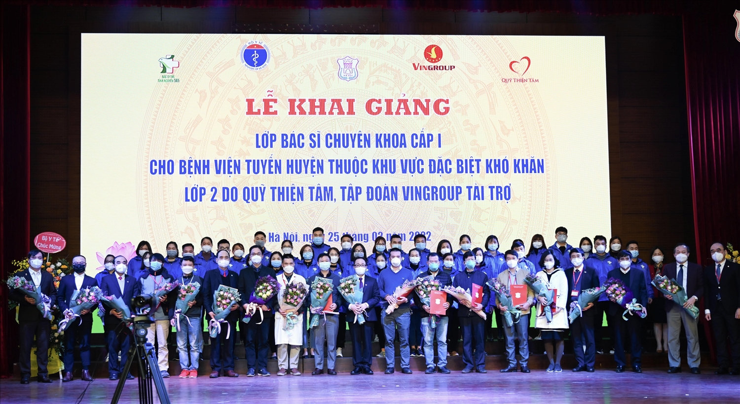 Các thầy cô và học viên chụp ảnh tại Lễ khai giảng Các thầy cô và học viên chụp ảnh tại Lễ khai giảng