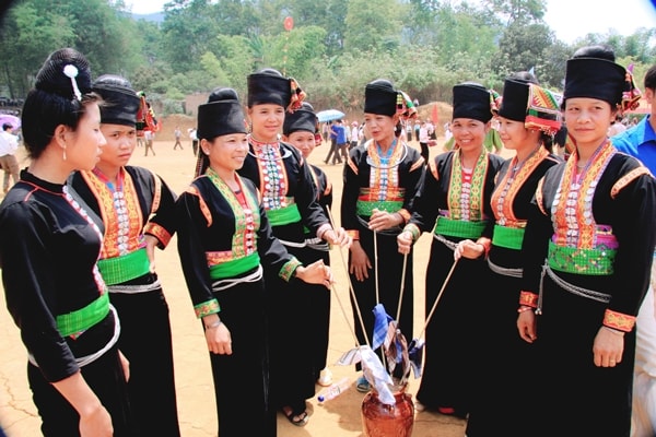 Du khách được trải nghiệm hương rượu cần của đồng bào Khơ Mú