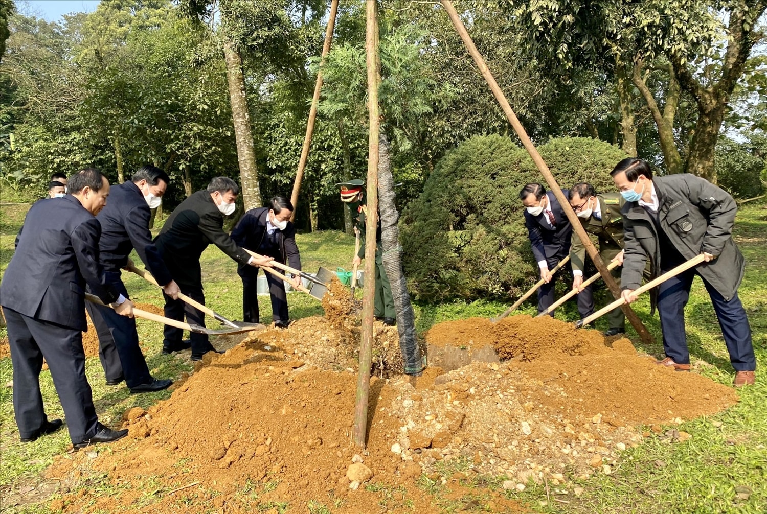 Bộ trưởng, Chủ nhiệm Ủy ban Dân tộc Hầu A Lềnh và các đại biểu trồng cây lưu niệm tại Vườn quốc gia Ba Vì Bộ trưởng, Chủ nhiệm Ủy ban Dân tộc Hầu A Lềnh và các đại biểu trồng cây lưu niệm tại Vườn quốc gia Ba Vì