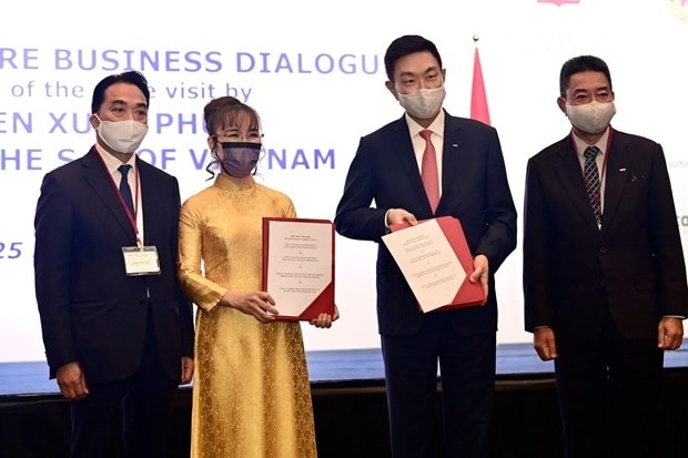 Chủ tịch Sivico Nguyễn Thị Phương Thảo trao Biên bản ghi nhớ hợp tác cho Tổng giám đốc Tập đoàn Keppel Loh Chin Hua về phát triển các giải pháp năng lượng và đô thị hóa bền vững tại Việt Nam. (Ảnh: Thống Nhất/TTXVN)