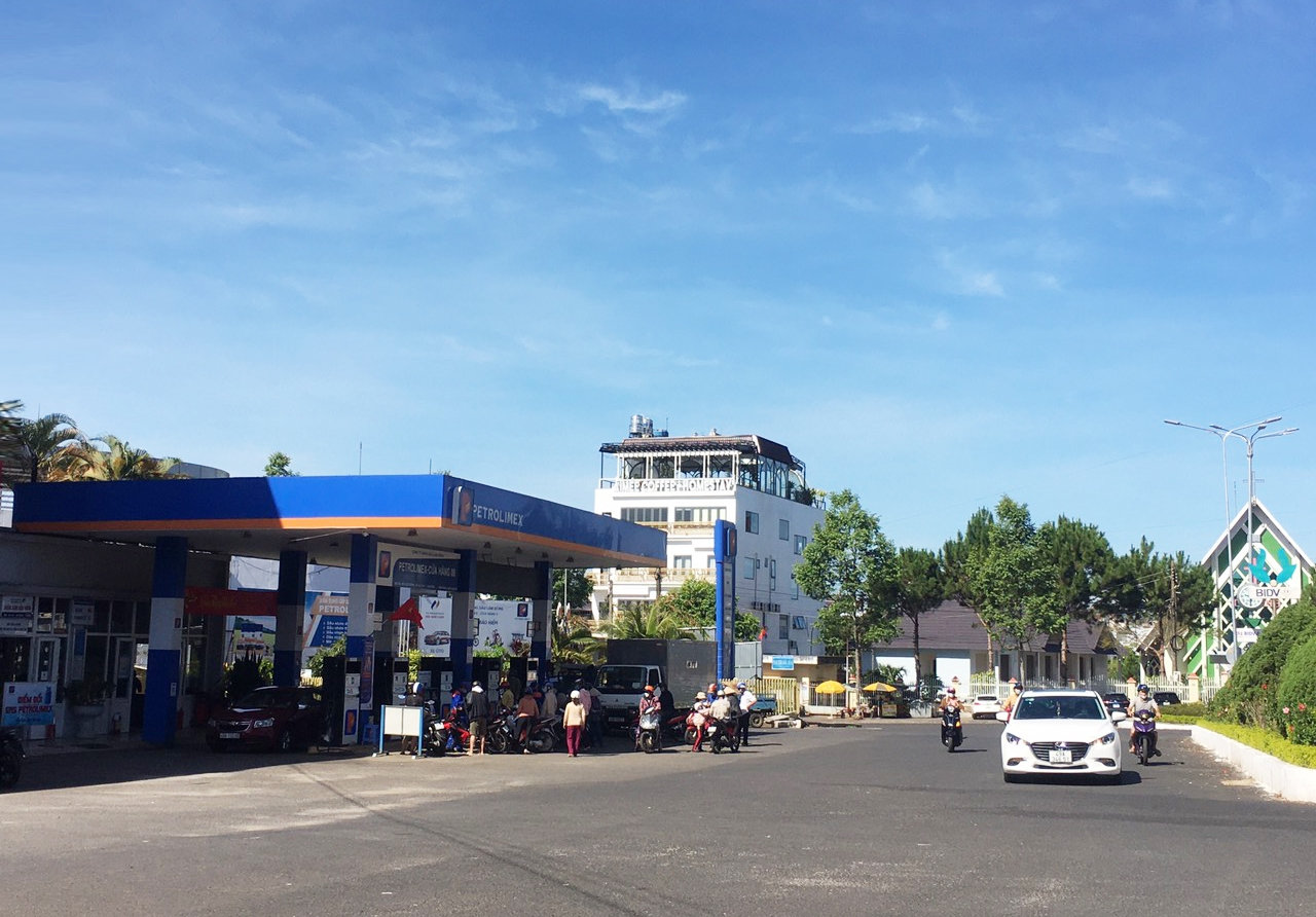 Các đơn vị kinh doanh xăng dầu trên địa bàn tỉnh phải cam kết không thực hiện hành vi đầu cơ, găm hàng; không kinh doanh xăng dầu nhập lậu, không rõ nguồn gốc xuất xứ…