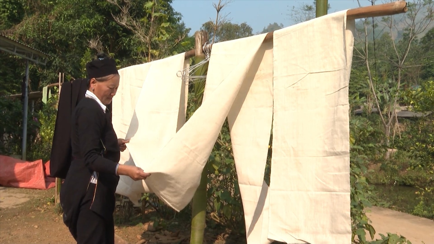 Vải dệt xong được mang hong khô chờ nhuộm Vải dệt xong được mang hong khô chờ nhuộm