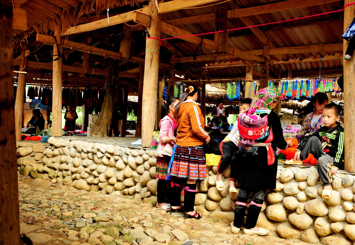 Chợ phiên Sin Suối Hồ được họp vào cuối tuần, ngoài trao đổi, giao lưu hàng hóa của bà con vùng cao, chợ phiên thu hút khá đông du khách tới thăm, trải nghiệm.