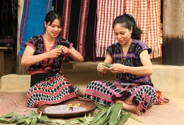 Đồng bào Tà Ôi làm bánh để dâng cúng (ảnh: Trần Huấn)