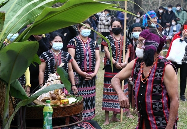 Già làng tiến hành các nghi lễ cúng: Ơ Giàng! Ở đây bày sẵn rượu thơm, thịt chín, bánh ngon, xin Giàng về nhận cho tấm lòng của dân bản! 