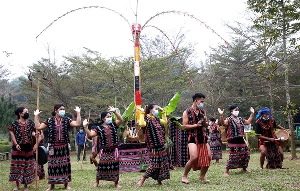 Sau phần lễ, phần hội sôi động với các vũ điệu tân tung, za zá của đồng bào Tà Ôi
