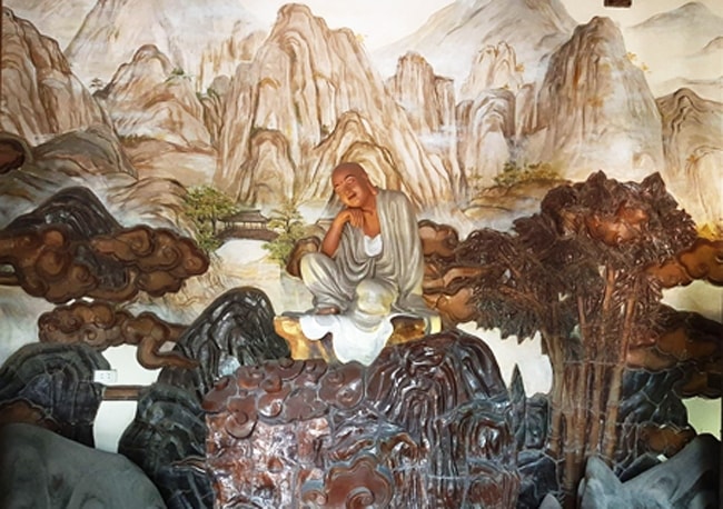 Gian thờ Thập bát La hán được đặt trên bức tranh cảnh mây núi Gian thờ Thập bát La hán được đặt trên bức tranh cảnh mây núi