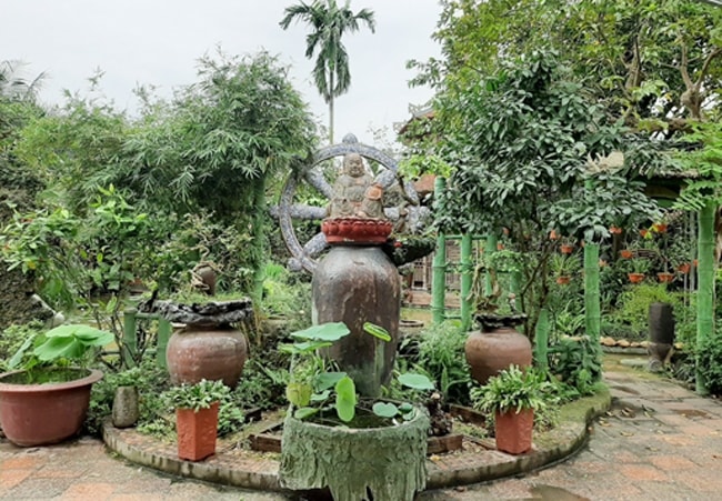 Xung quanh chùa còn có nhiều bức tượng, tiểu cảnh... được làm bằng gốm sứ mang lại không gian thanh tịnh Xung quanh chùa còn có nhiều bức tượng, tiểu cảnh... được làm bằng gốm sứ mang lại không gian thanh tịnh