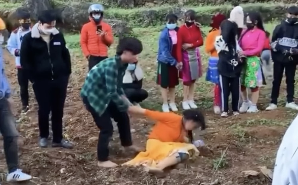 Bé gái ở Mèo Vạc, Hà Giang đang đi chơi Tết bị nam sinh lớp 10 “bắt làm vợ”. Ảnh cắt từ clip