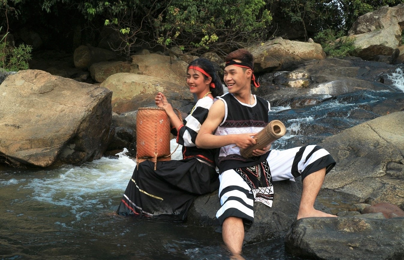 Nam nữ người Raglay vùng Khánh Sơn (Khánh Hòa) trong trang phục truyền thống.  Ảnh minh họa
