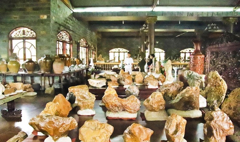 Bên trong khu trưng bày, nơi lưu giữ, bảo tồn hàng ngàn hiện vật, tác phẩm đá nghệ thuật độc đáo của vùng đất Nam Tây Nguyên Lâm Đồng tại Bảo tàng đá Hoa Tài Ngọc Châu Bên trong khu trưng bày, nơi lưu giữ, bảo tồn hàng ngàn hiện vật, tác phẩm đá nghệ thuật độc đáo của vùng đất Nam Tây Nguyên Lâm Đồng tại Bảo tàng đá Hoa Tài Ngọc Châu