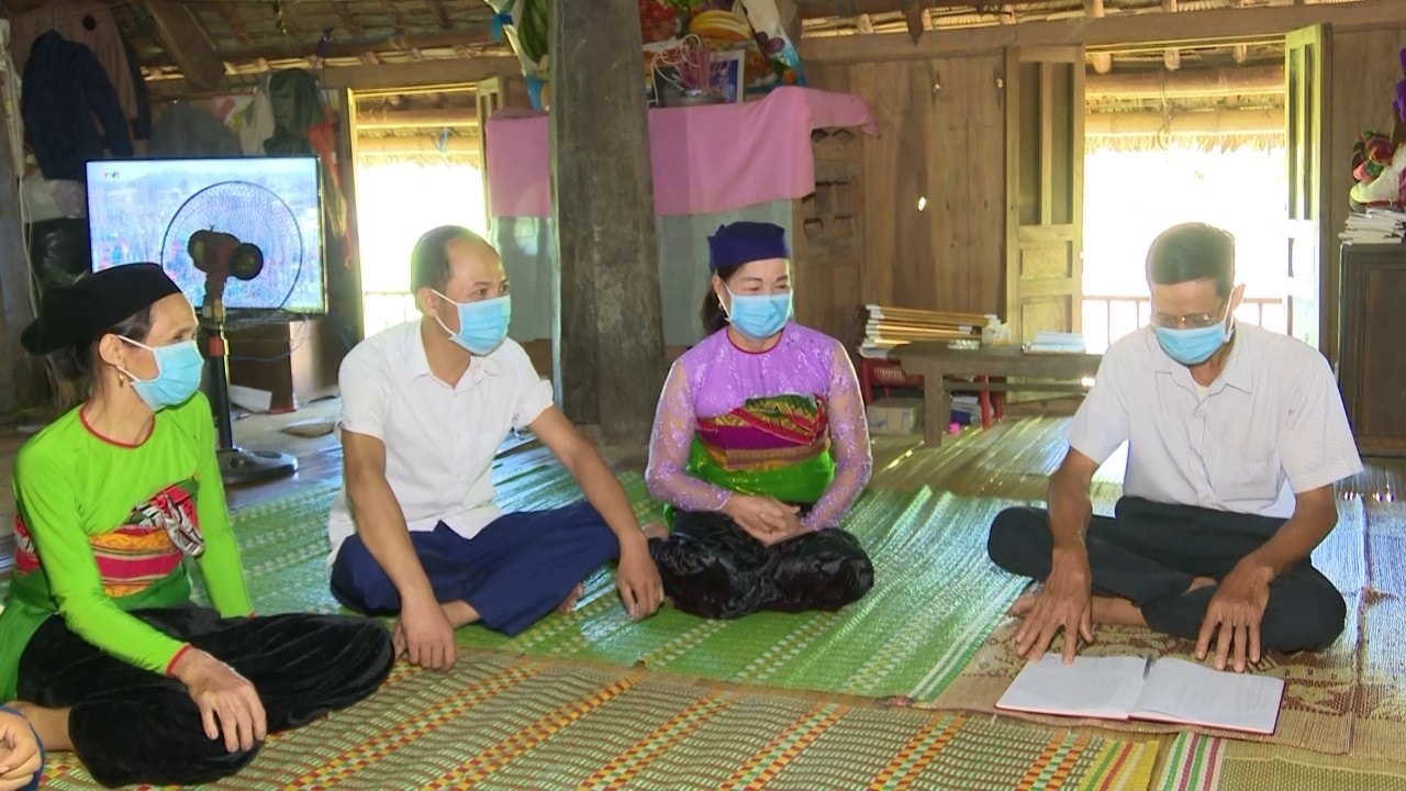 Bí thư Chi bộ Hà Văn Phượng (ngoài cùng bên phải) luôn nhiệt tình trong công tác tuyên truyền và các hoạt động của địa phương
