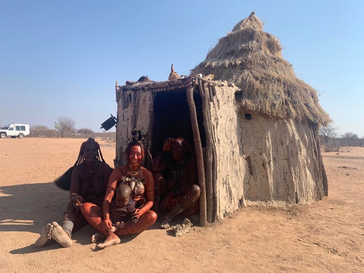 Một du khách Việt (người ngồi giữa) tham quan, trải nghiệm văn hóa cùa người Himba Một du khách Việt (người ngồi giữa) tham quan, trải nghiệm văn hóa cùa người Himba