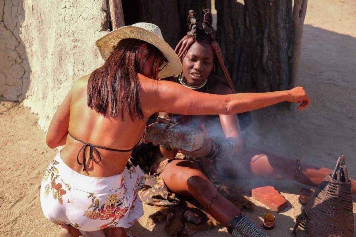 Một du khách Việt được trải nghiệm tắm xông khói bằng thảo dược của người Himba Một du khách Việt được trải nghiệm tắm xông khói bằng thảo dược của người Himba
