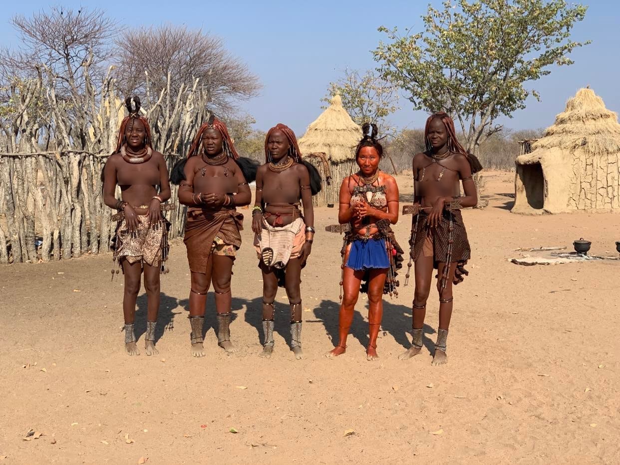 Du khách người Việt tham gia nhảy múa cùng người Himba Du khách người Việt tham gia nhảy múa cùng người Himba