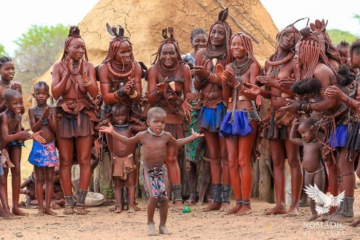 Những người đẹp ngực trần của bộ lạc Himba. (Ảnh: Normadic-by-nature) Những người đẹp ngực trần của bộ lạc Himba. (Ảnh: Normadic-by-nature)