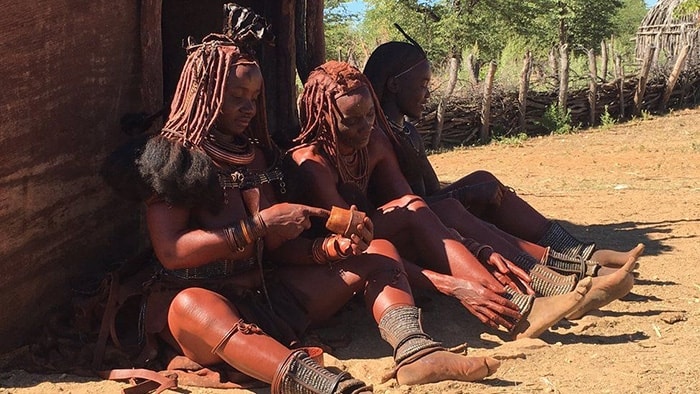Phụ nữ Himba làm đẹp bằng cách bôi loại Phụ nữ Himba làm đẹp bằng cách bôi loại