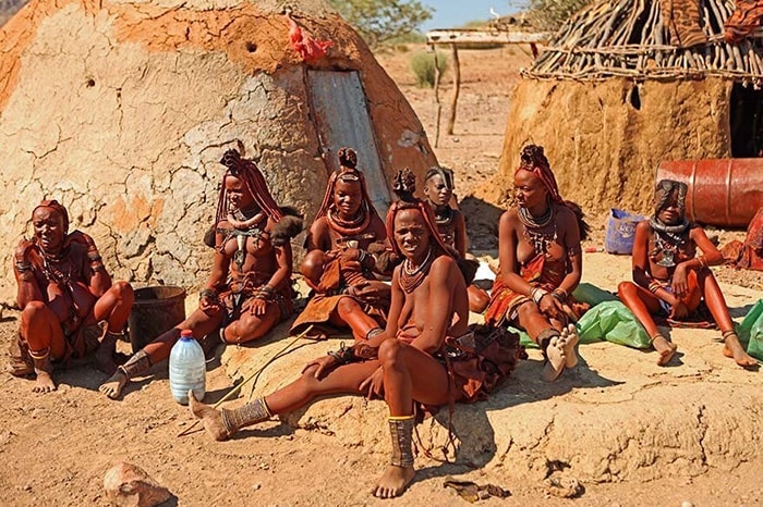 Phụ nữ Himba bên cạnh những ngôi nhà của họ Phụ nữ Himba bên cạnh những ngôi nhà của họ