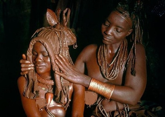 Trang điểm cho cô dâu Himba trước ngày cưới Trang điểm cho cô dâu Himba trước ngày cưới