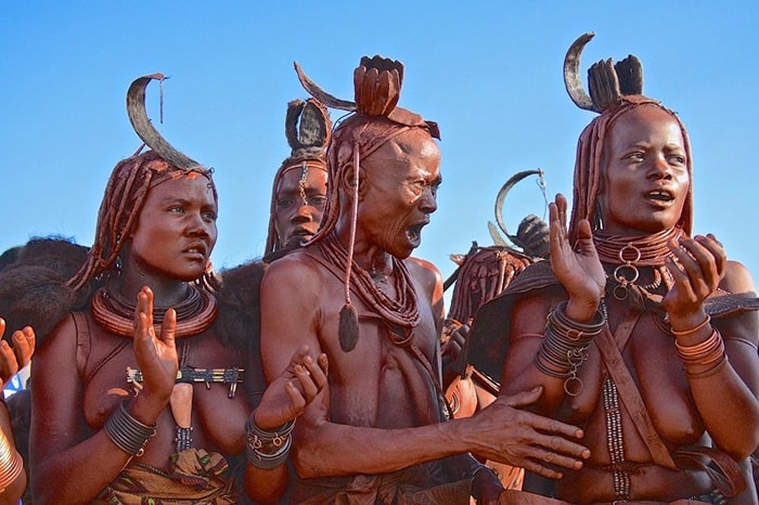 Phụ nữ Himba tham gia nghi thức hôn lễ. Phụ nữ Himba tham gia nghi thức hôn lễ.
