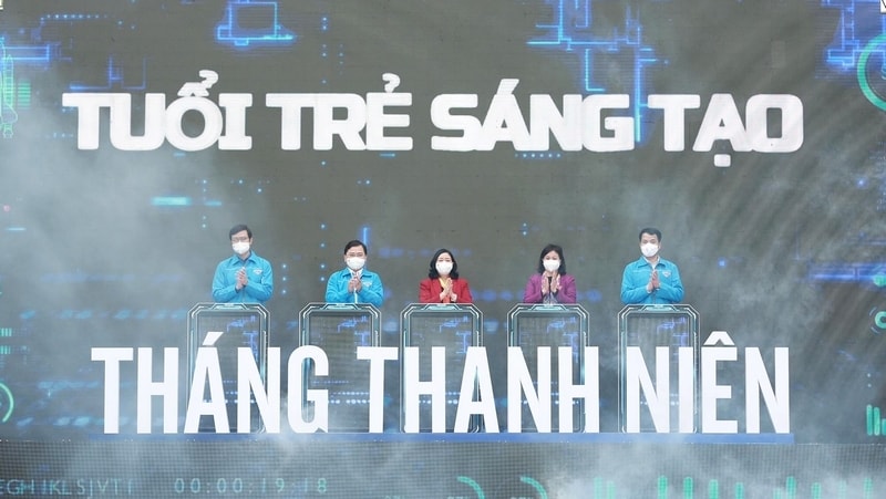 Đồng chí Bùi Thị Minh Hoài - Bí thư Trung ương Đảng, Trưởng Ban Dân vận Trung ương; đồng chí Nguyễn Thị Tuyến - Ủy viên Trung ương Đảng, Phó Bí thư thường trực Thành ủy Hà Nội; đồng chí Nguyễn Anh Tuấn - Ủy viên Trung ương Đảng, Bí thư thứ nhất Trung ương Đoàn; đồng chí Bùi Quang Huy - Ủy viên dự khuyết BCH Trung ương Đảng, Bí thư thường trực Trung ương Đoàn; đồng chí Ngô Văn Cương - Bí thư Trung ương Đoàn bấm nút khởi động Tháng Thanh niên năm 2022. Ảnh: Bảo Anh/doanthanhnien.vn