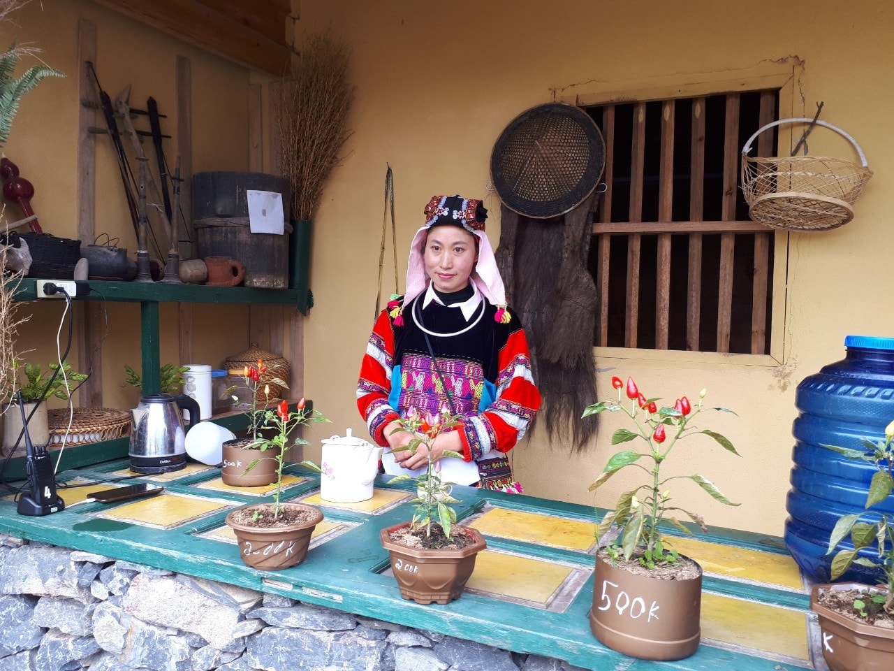 Chị Sình Thị Khuông làm hướng dẫn viên ở Làng VHDLCĐ Lô Lô Chải.