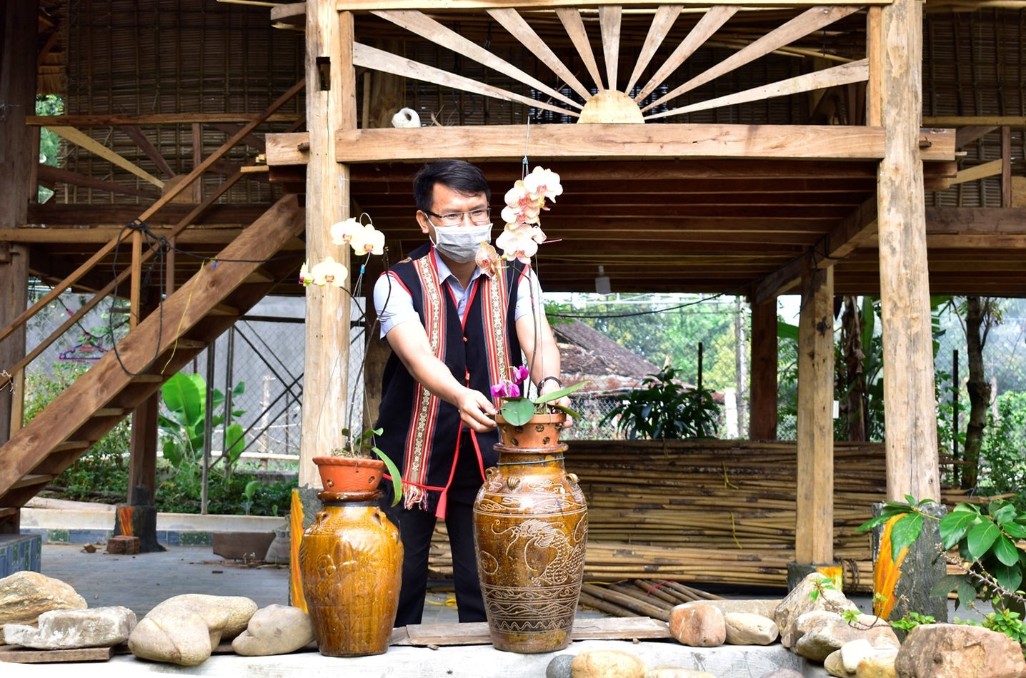 A Mĩm trang trí thêm các vận dụng để làm nổi bật thêm căn nhà của mình