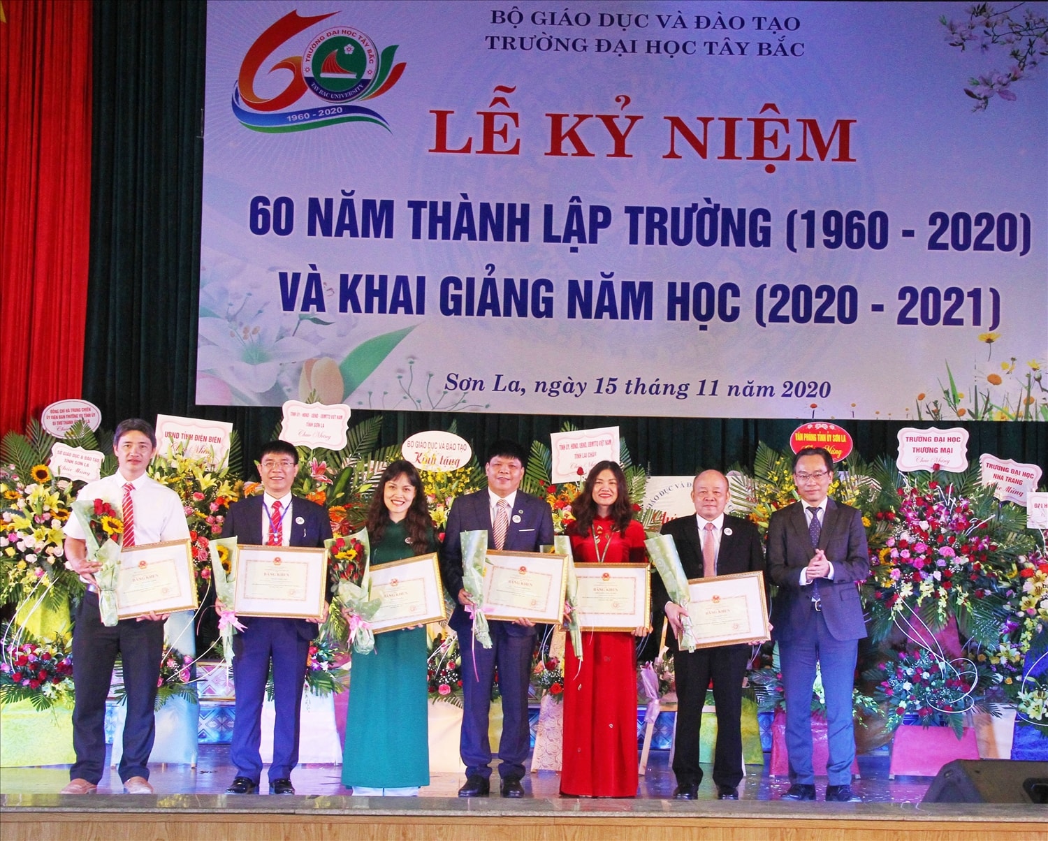 Thứ trưởng Bộ Bộ Giáo dục và Đào tạo Hoàng Minh Sơn trao Bằng khen cho các thầy cô Nhà trường