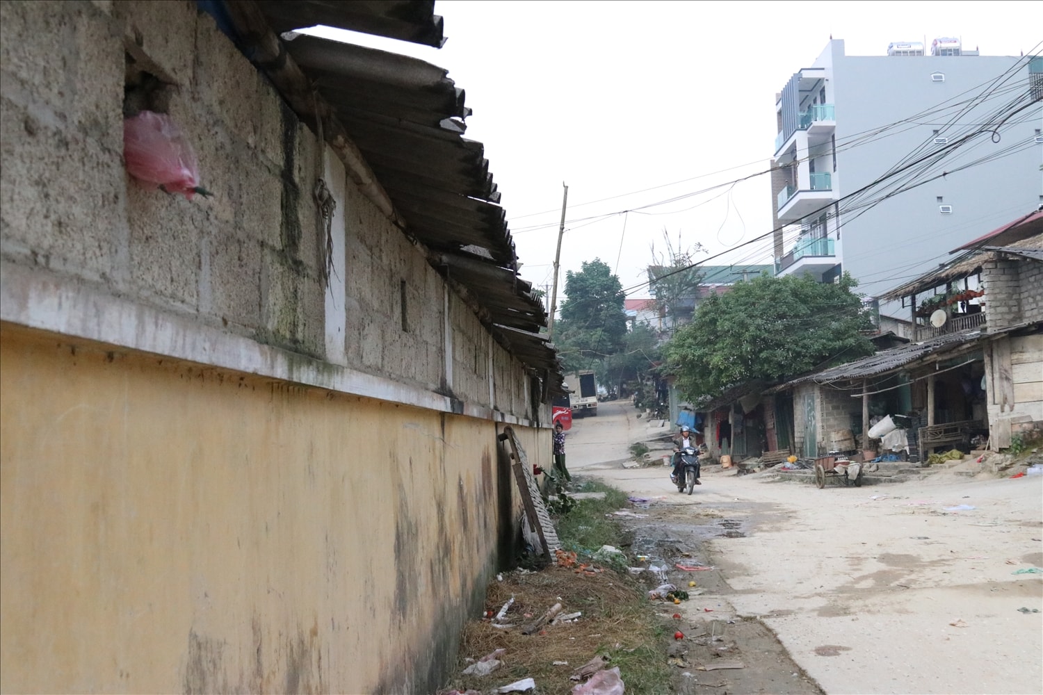 Vấn đề rác thải chưa được chú trọng ở vùng miền núi (ảnh chụp tại huyện Lục Yên, tỉnh Yên Bái) Vấn đề rác thải chưa được chú trọng ở vùng miền núi (ảnh chụp tại huyện Lục Yên, tỉnh Yên Bái)