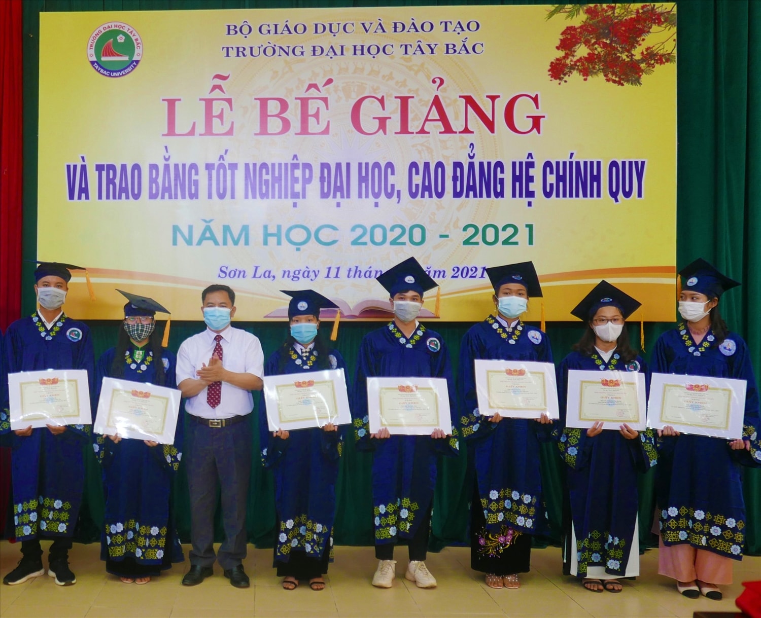 Đại học Tây Bắc trao bằng tốt nghiệp cho sinh viên năm học 2020-2021