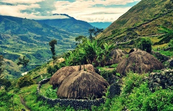 Làng của người Dani ở chênh vênh trên sườn núi Làng của người Dani ở chênh vênh trên sườn núi