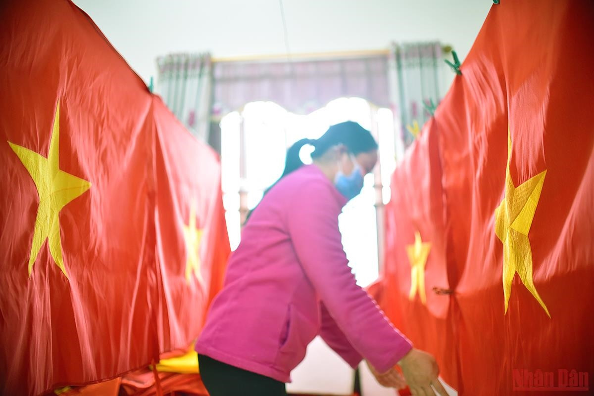  Tại làng Từ Vân (xã Lê Lợi, huyện Thường Tín, Hà Nội) hiện nay vẫn có nhiều nhà làm cờ. Nhưng chỉ có gia đình chị Vương Thị Nhung là còn giữ cách làm cờ thêu tay truyền thống được truyền lại từ ba đời nay. (Ảnh: Minh Duy)