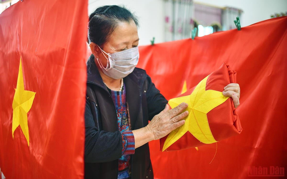  Ý thức được tầm quan trọng của cờ Tổ quốc, đối với nhiều người, đứng trước lá cờ không phải là đứng trước một mảnh vải, mà là đứng trước hồn thiêng sông núi, những người thợ luôn đặt hết tâm mình trong từng đường kim mũi chỉ. (Ảnh: Minh Duy)