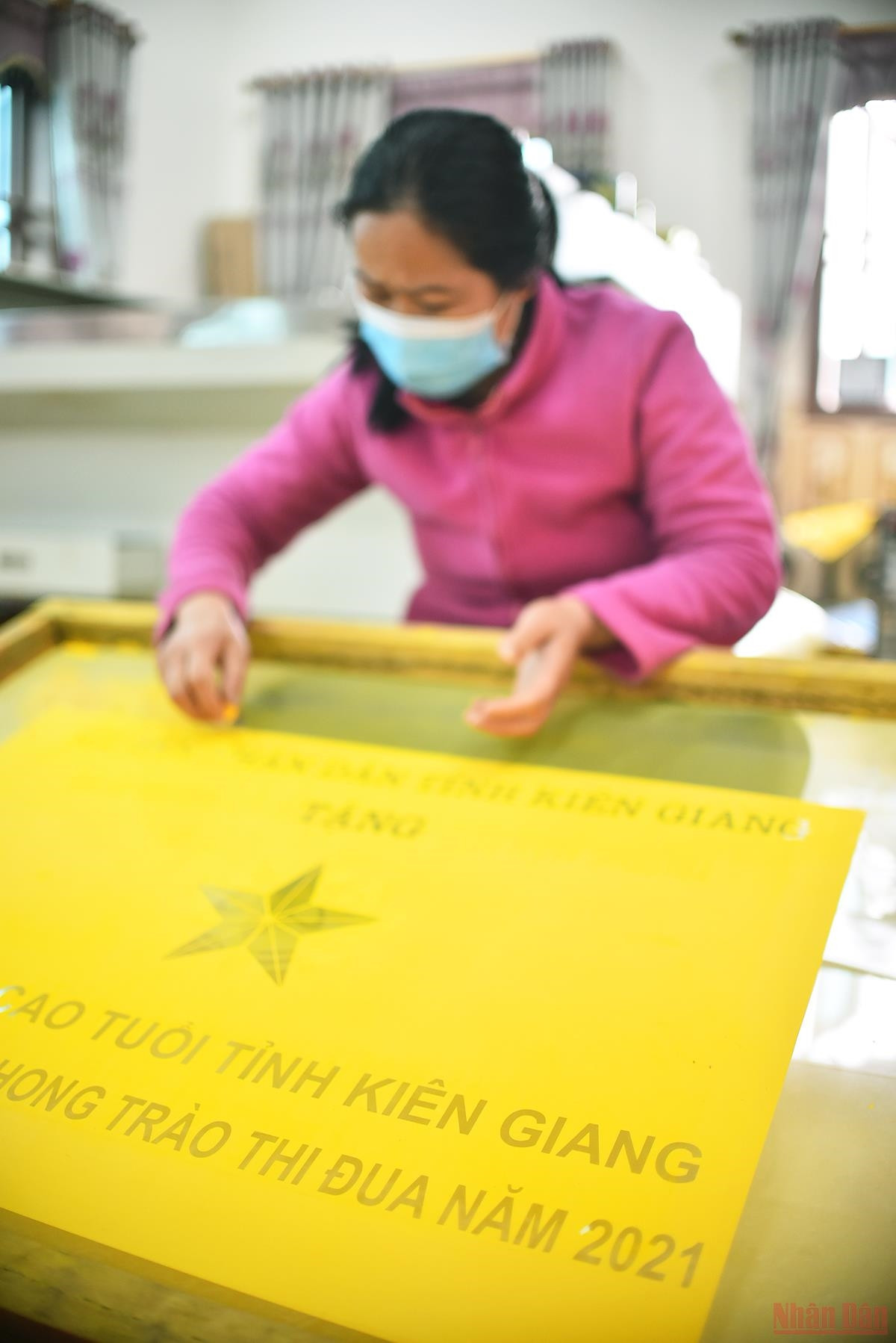  Đây là nơi sản xuất cờ thêu, đặc biệt là cờ Tổ quốc, cho cả nước. Để ra được những sản phẩm bảo đảm chất lượng, những lá cờ ở đây phải trải qua nhiều công đoạn phức tạp bởi tay của những người thợ lành nghề. (Ảnh: Minh Duy)