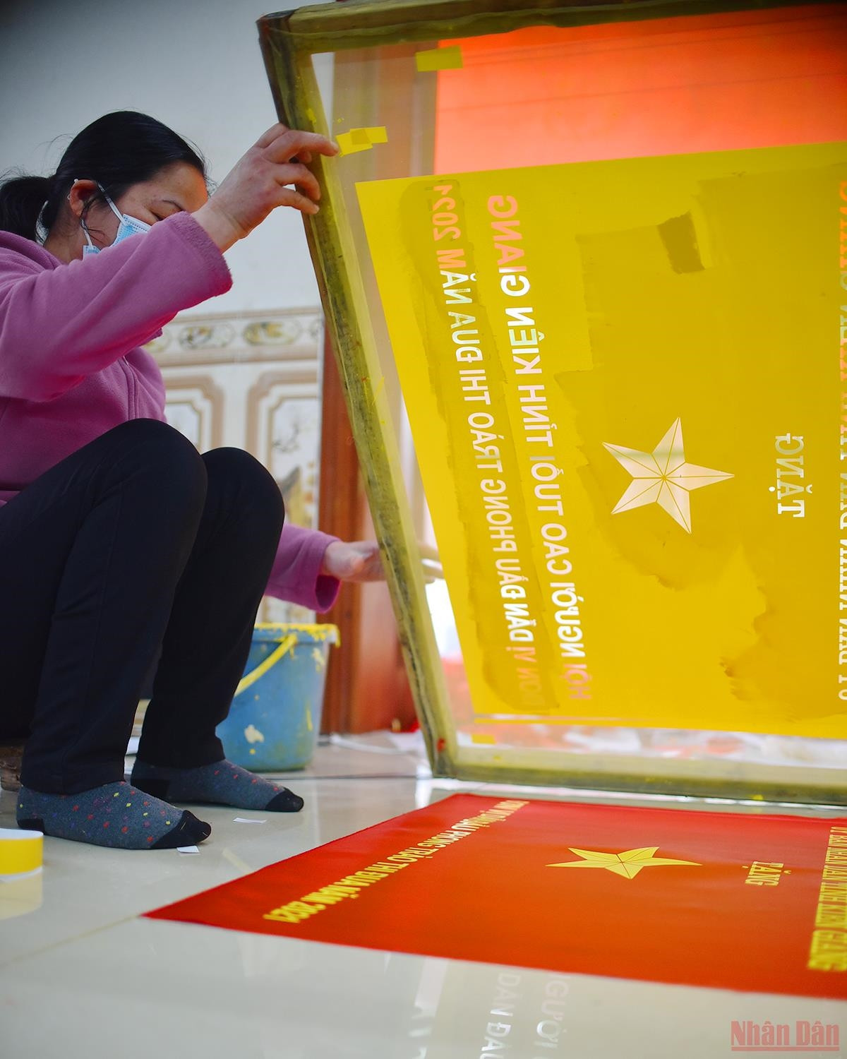  Đầu tiên, những người thợ phải lên mẫu và cắt chữ. Sau đó họ lên khung và bắt đầu công đoạn sơn để ra được những mẫu cờ như mong muốn. (Ảnh: Minh Duy)
