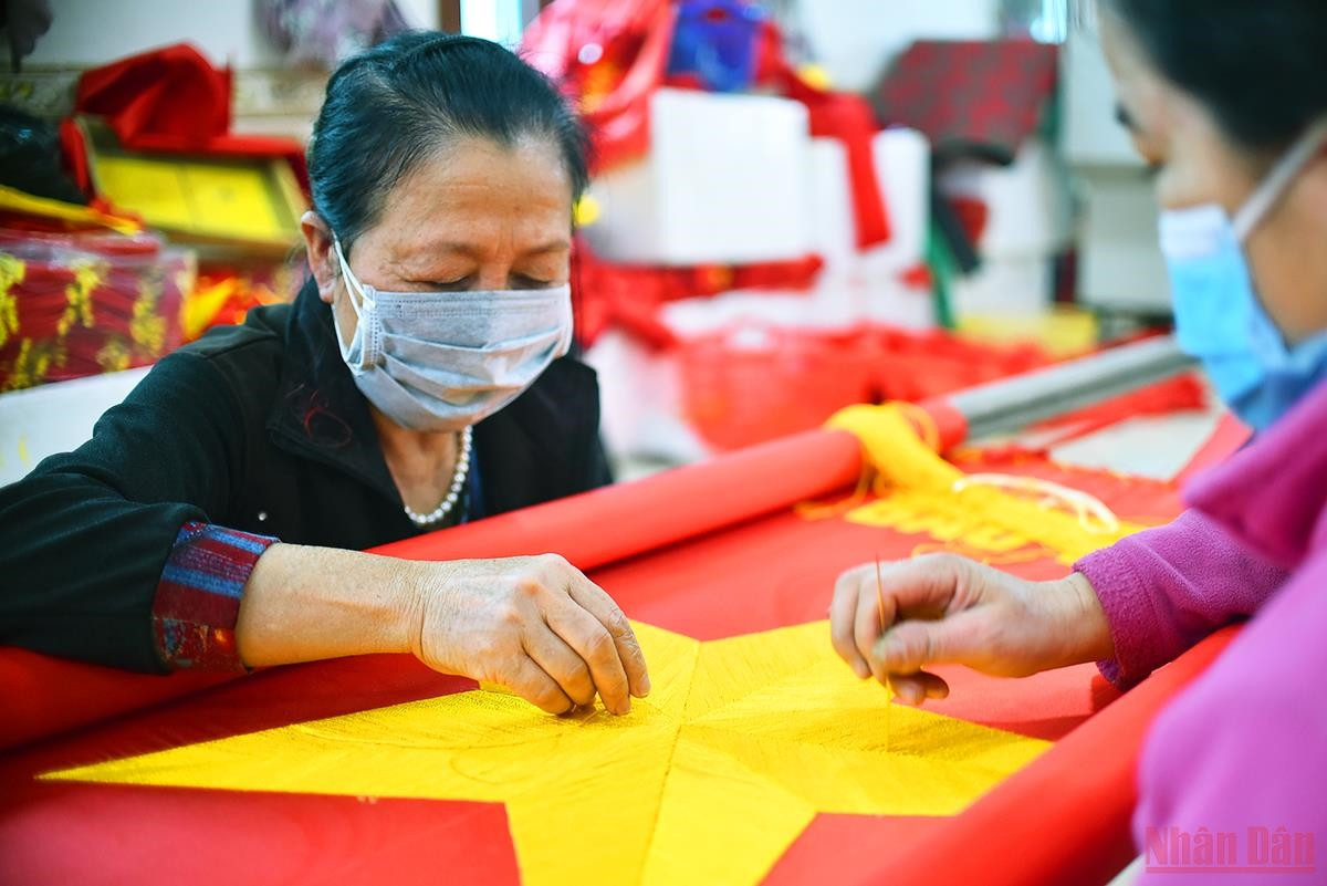 Sau đó, các thợ thêu sẽ bắt đầu công đoạn thêu tay. Tất cả đều được thêu thủ công. Từng đường kim, mũi chỉ đều được thực hiện vô cùng cẩn thận để bảo đảm sản phẩm phải chất lượng nhất, đẹp nhất. (Ảnh: Minh Duy)