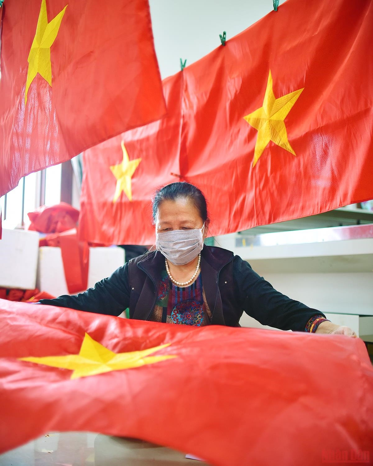 Với những mẫu mã cờ thêu đa dạng và chất lượng vượt trội, những lá cờ của làng Từ Vân không chỉ đến tay người tiêu dùng bằng các kênh truyền thống, mà còn vươn xa hơn nhờ các nền tảng bán hàng trên internet. (Ảnh: Minh Duy)