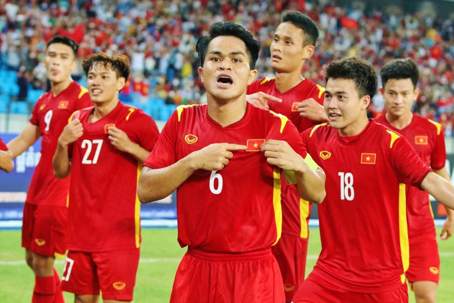 Quang Nho cùng các đồng đội làm nên lịch sử cho bóng đá Việt Nam Quang Nho cùng các đồng đội làm nên lịch sử cho bóng đá Việt Nam
