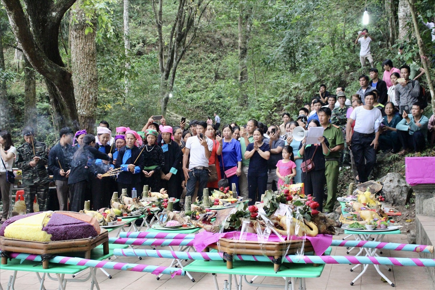 Lễ dâng hương Miếu Ông - Miếu Bà, một nghi lễ không thể thiếu tại Lễ hội Chợ tình Khâu Vai hằng năm