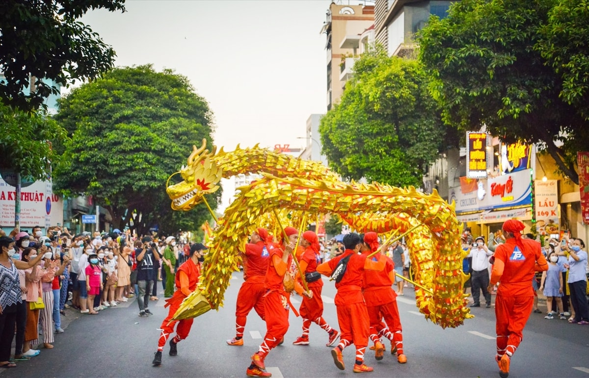 Các đoàn lân đang biểu diễn múa rồng thể hiện sức mạnh oai phong của rồng