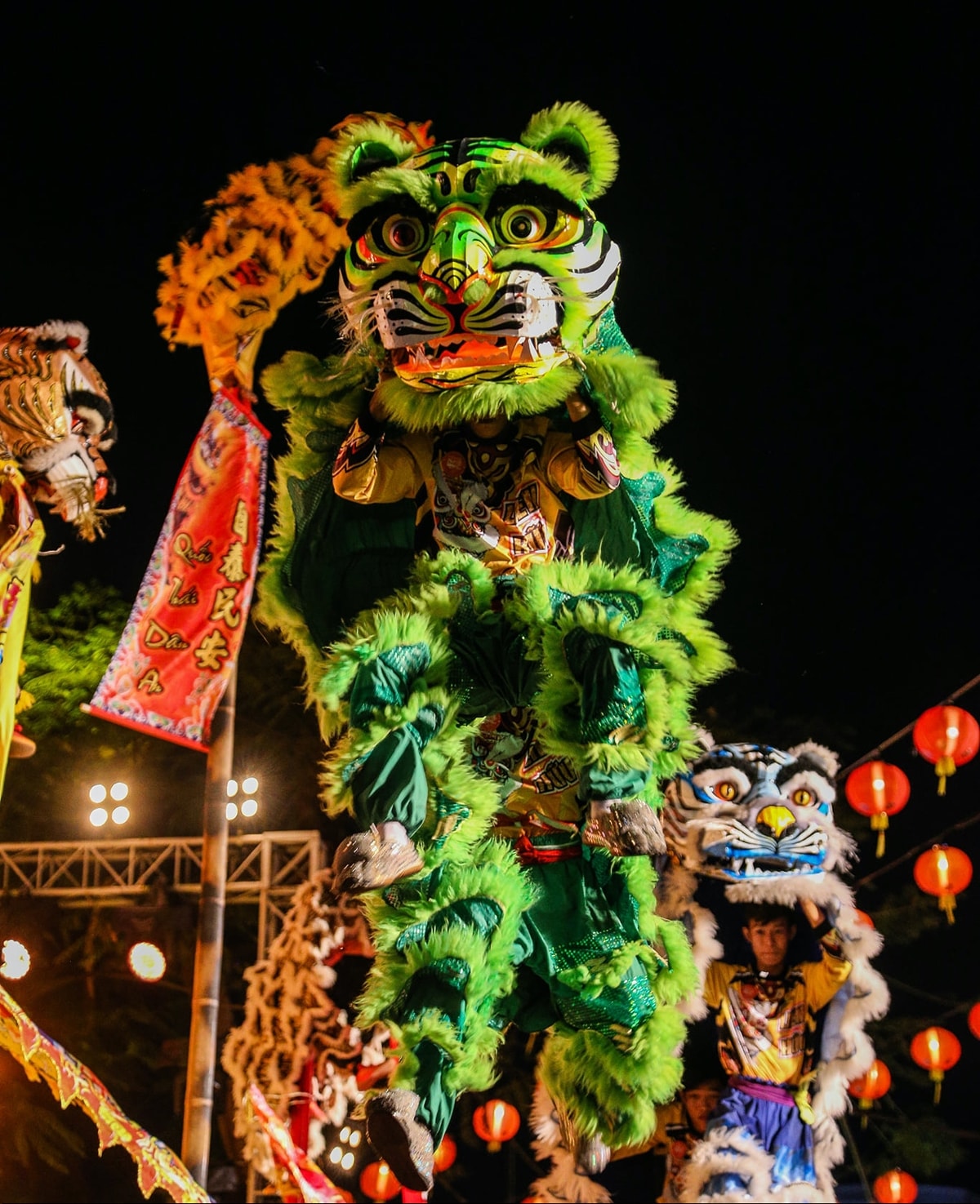 Một màn múa sư tử rất dũng mãnh