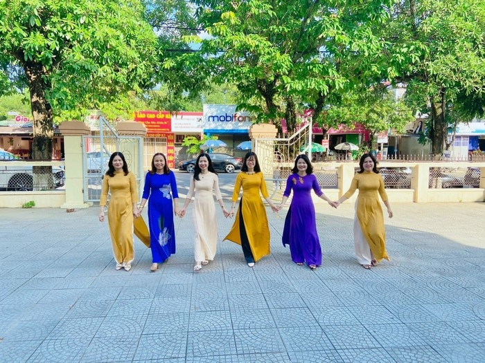 Duyên dáng tà áo dài trước công sở