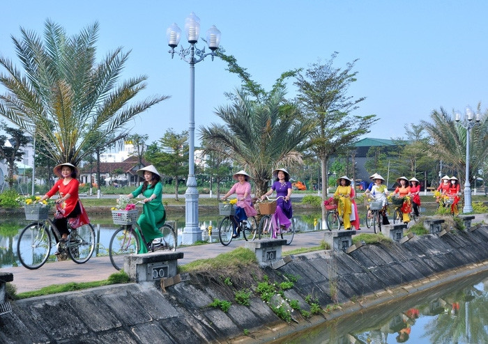 Tại Quảng Ngãi, Ban Thường vụ Hội LHPN TP. Quảng Ngãi tổ chức hoạt động mặc áo dài diễu hành bằng xe đạp.