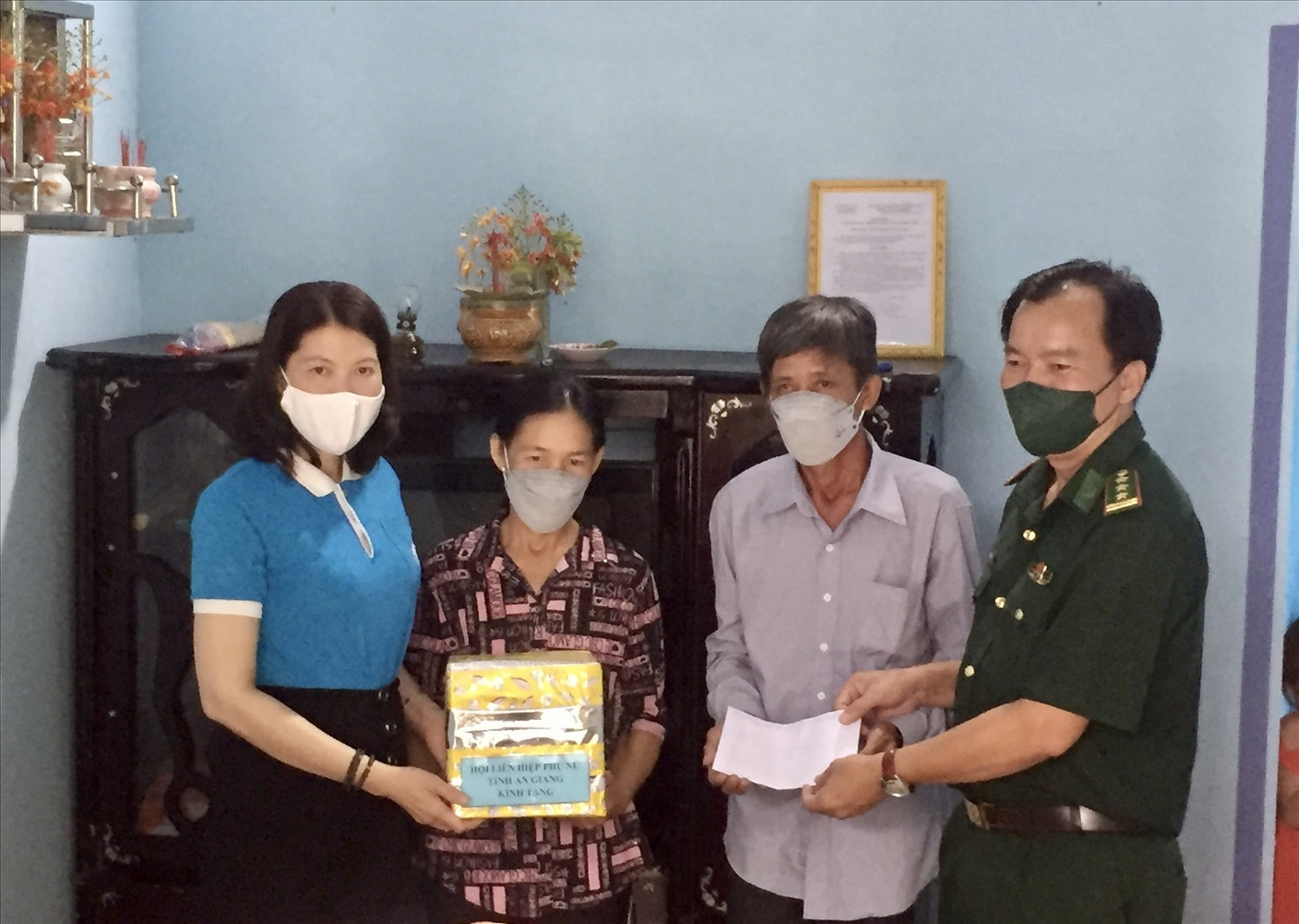 Hội LHPN và Bộ Chỉ huy BĐBP tỉnh An Giang trao tặng nhà cho gia đình bà Trần Thị Nhiễu, Hội viên Phụ nữ thuộc xã Lạc Quới, huyện Tri Tôn