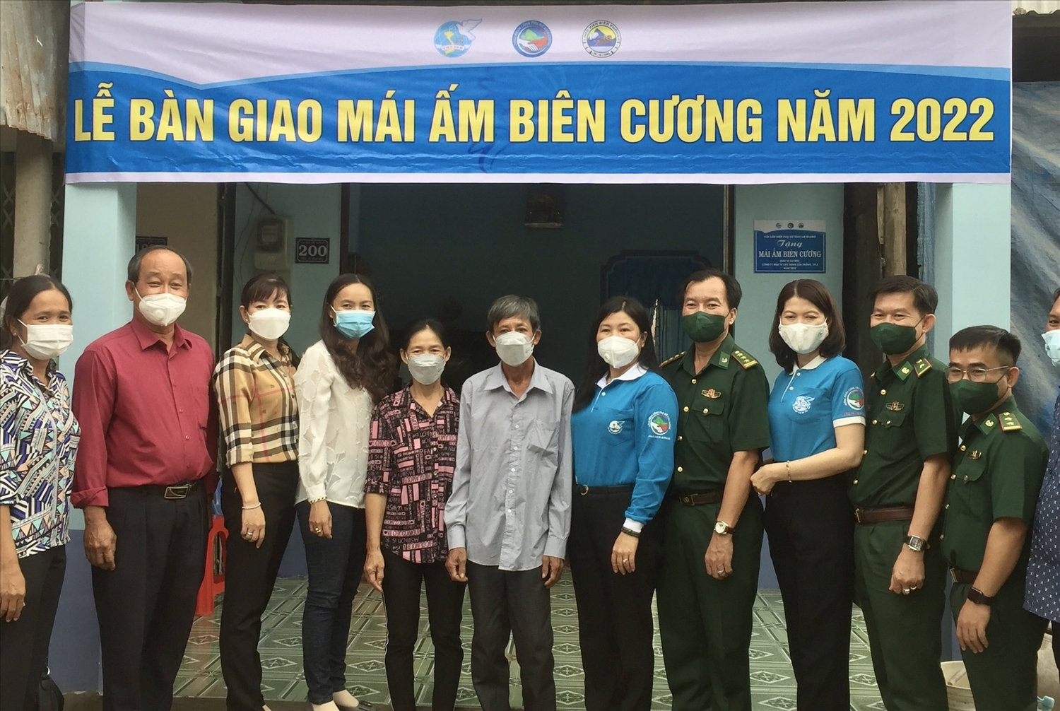 Gia đình bà Trần Thị Nhiễu chia vui cùng Đoàn công tác