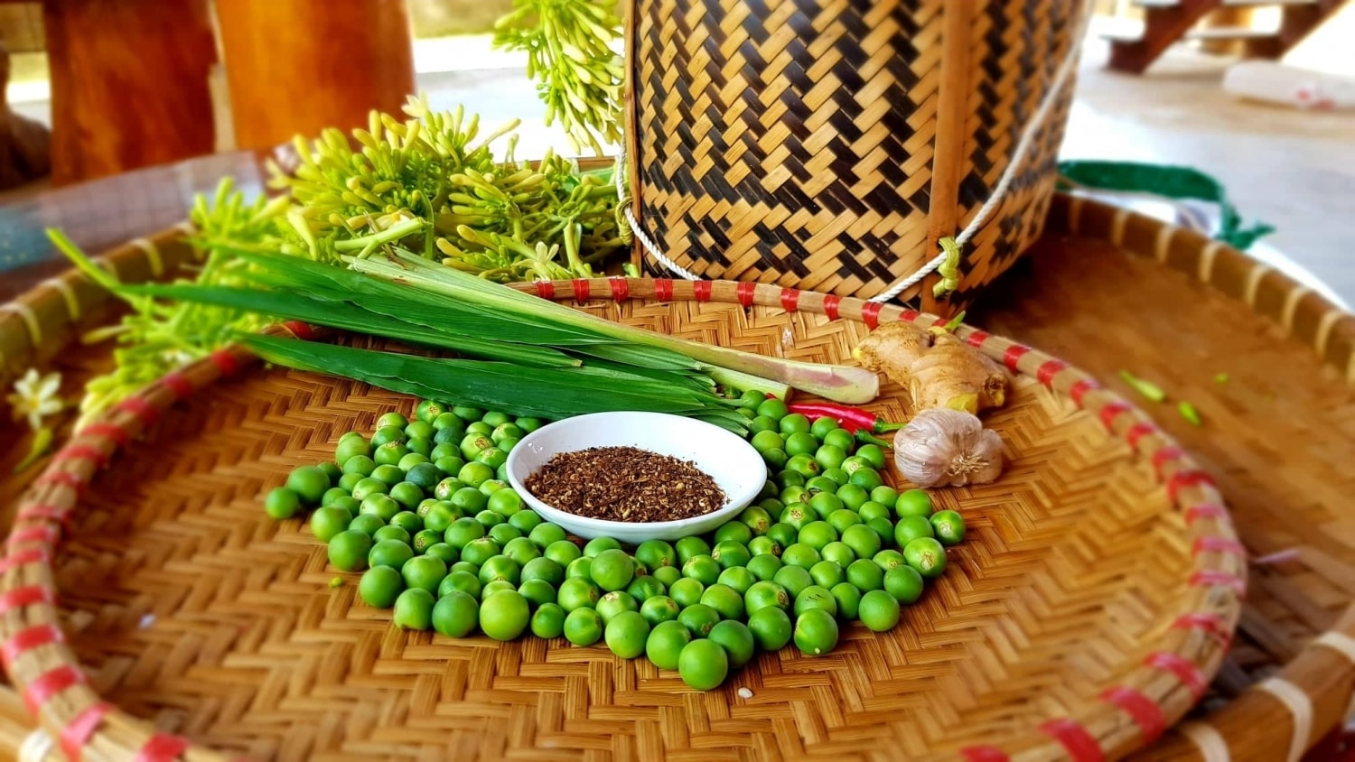 Cà rừng non là nguyên liệu không thể thiếu trong món nộm của người Thái