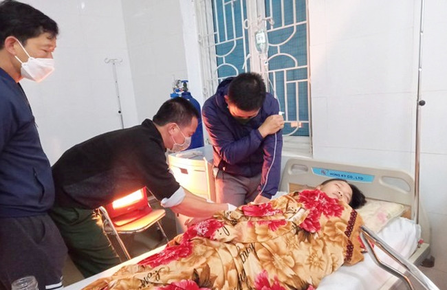 Các bác sĩ Bệnh xã Quân dân y Đoàn Kinh tế quốc phòng 4 cấp cứu kịp thời cho các em